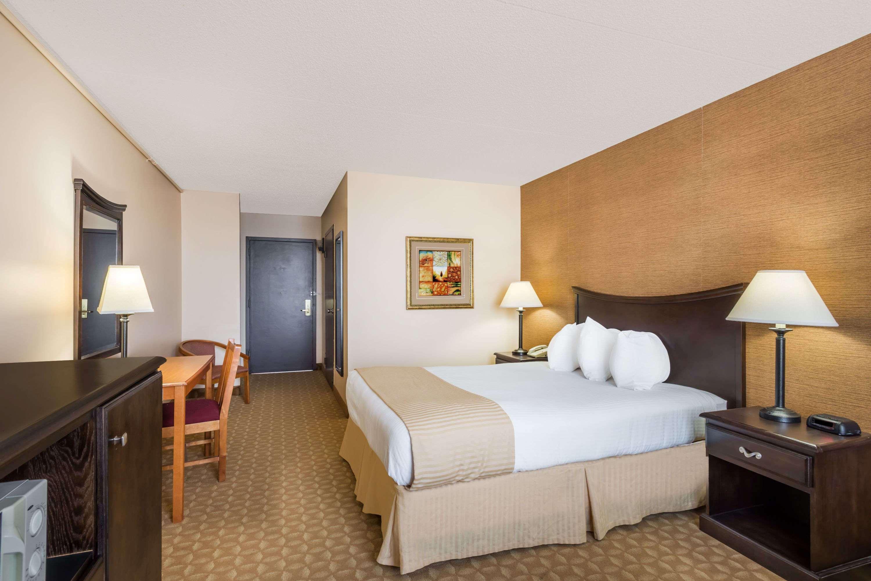 Ramada By Wyndham Watertown Thousand Exteriör bild