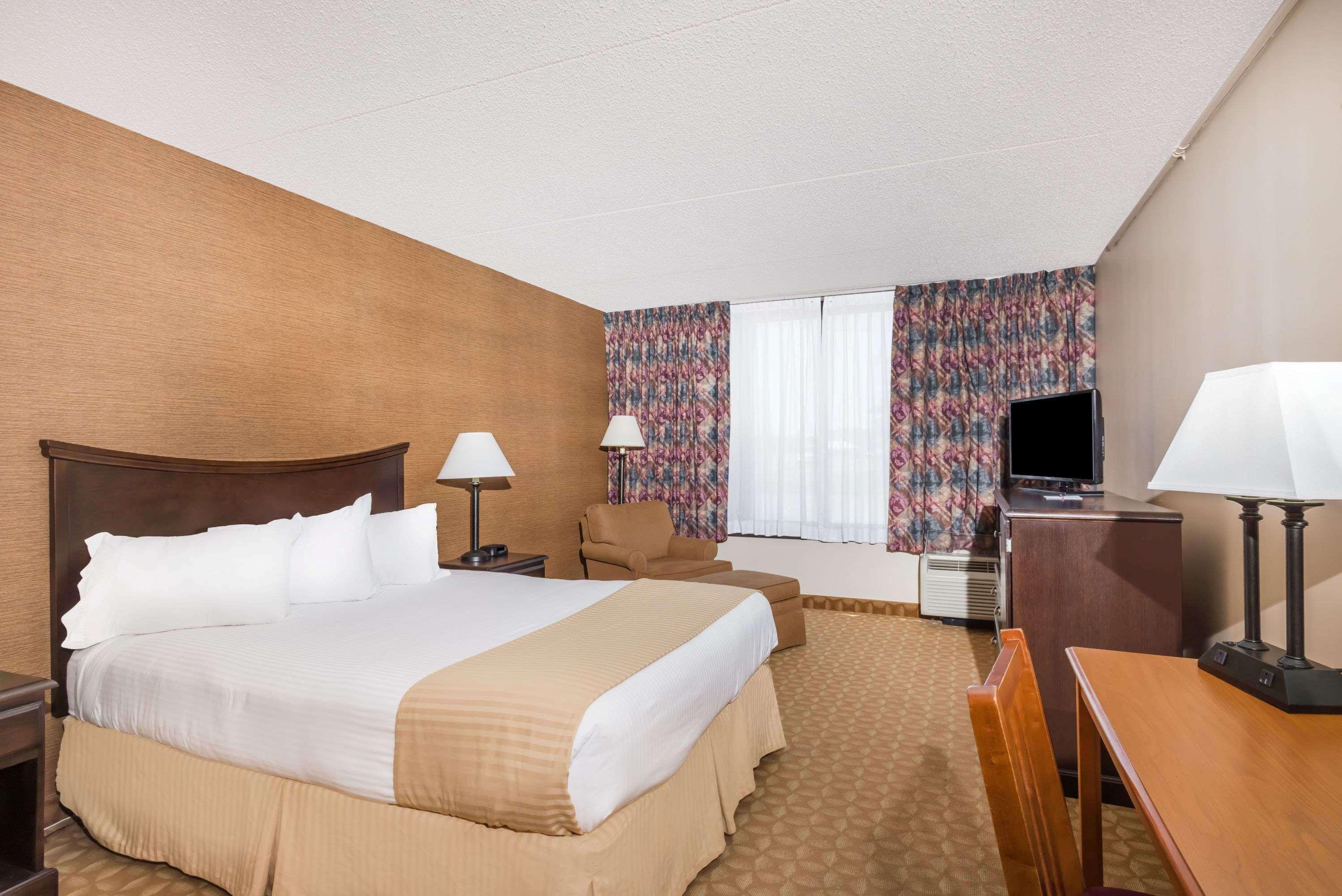 Ramada By Wyndham Watertown Thousand Exteriör bild
