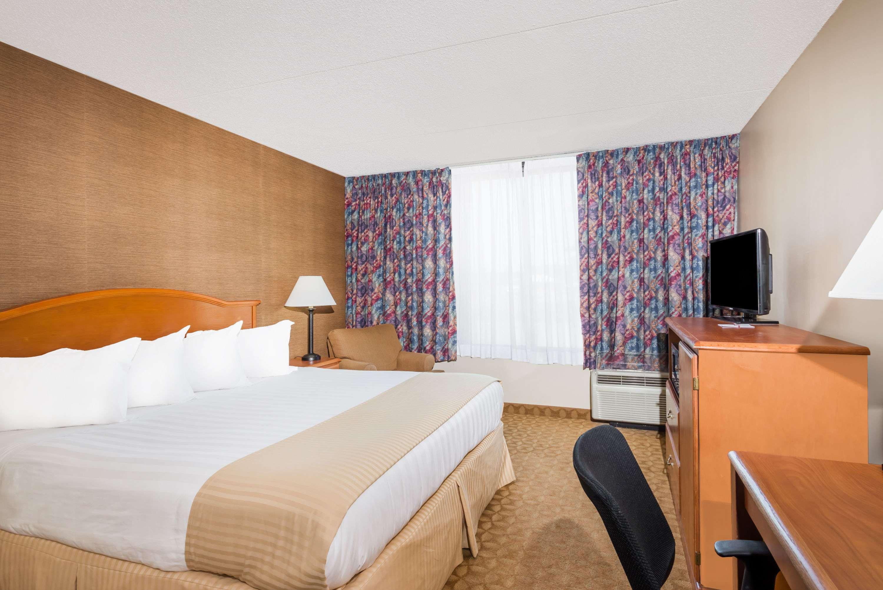 Ramada By Wyndham Watertown Thousand Exteriör bild