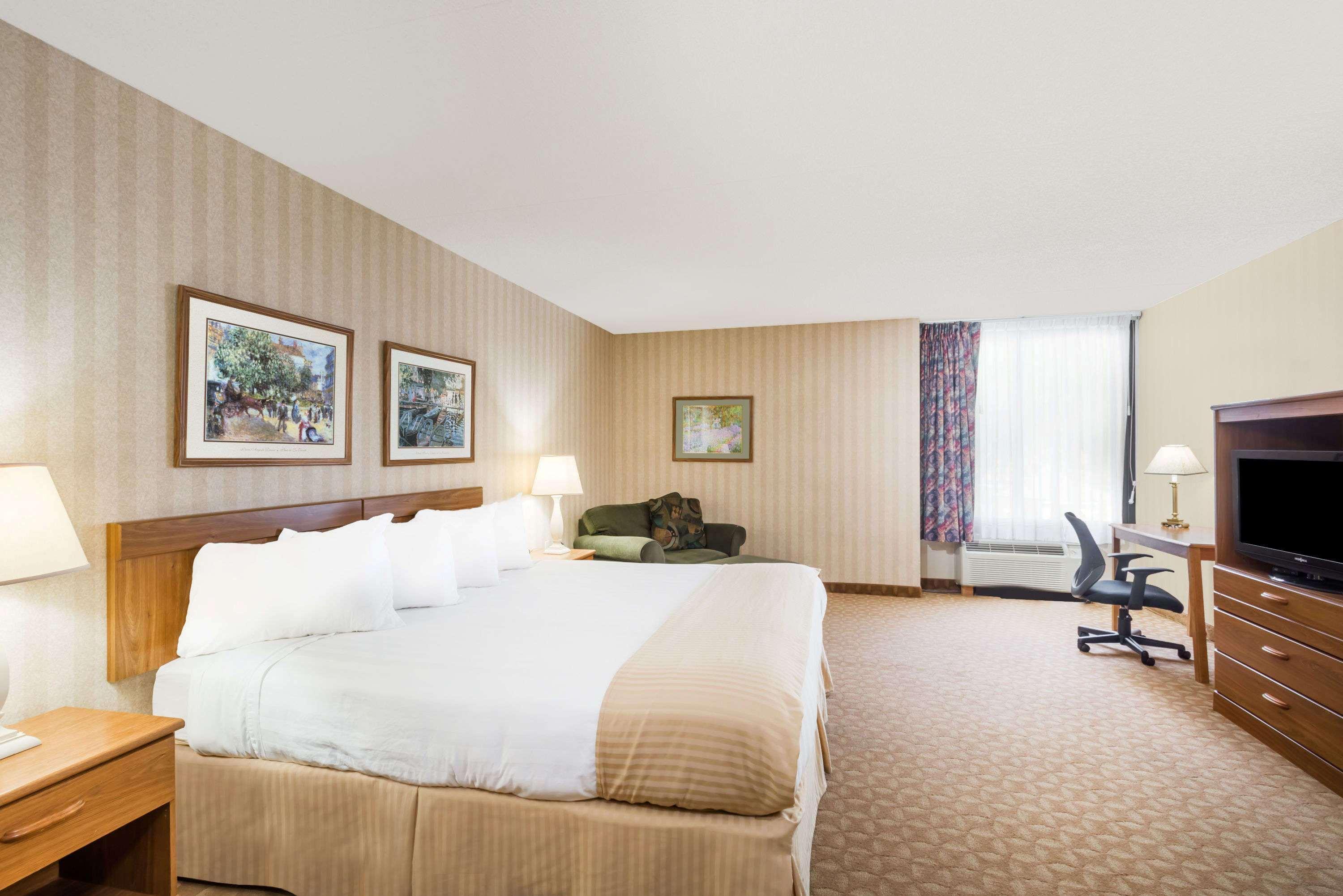 Ramada By Wyndham Watertown Thousand Exteriör bild