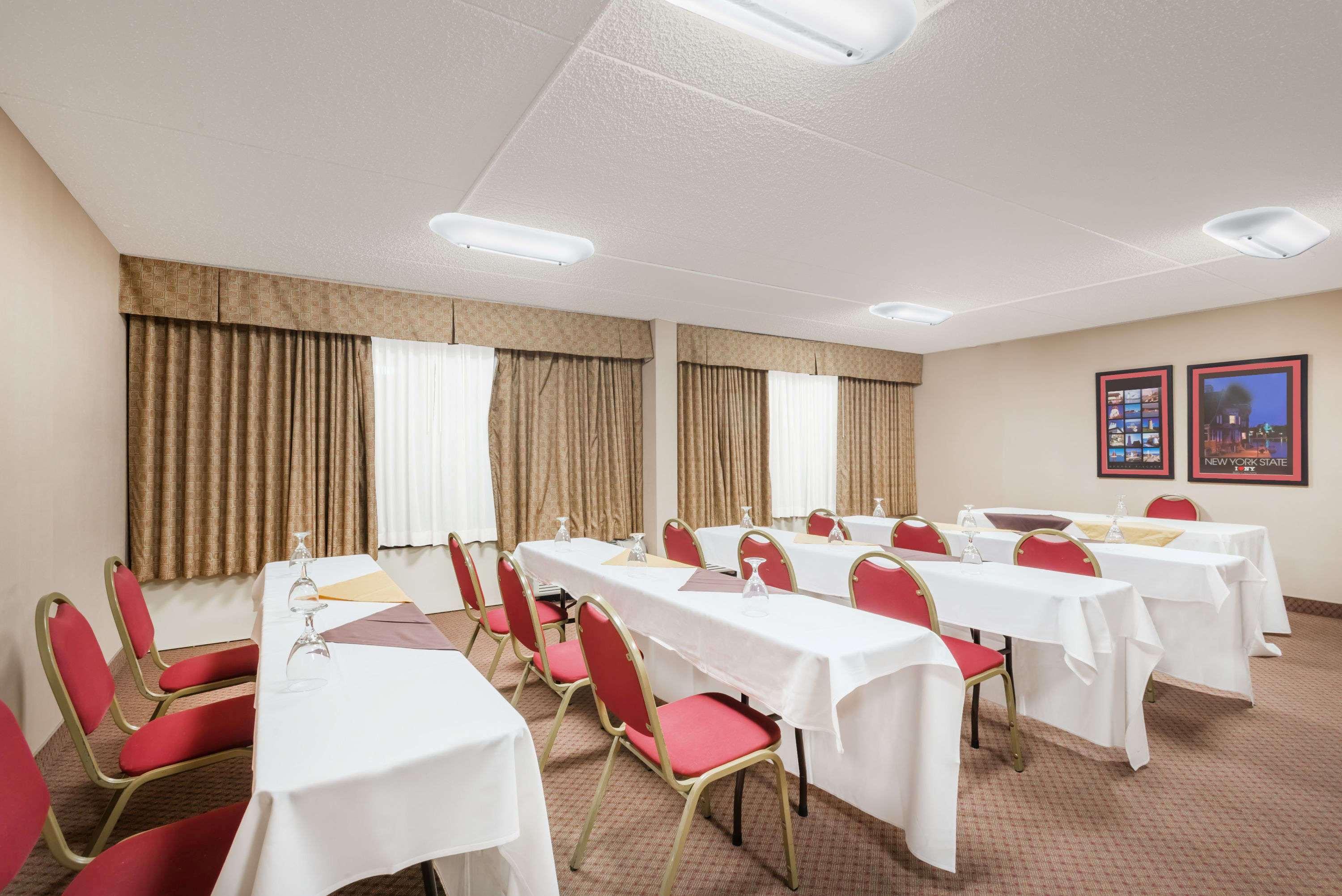 Ramada By Wyndham Watertown Thousand Exteriör bild