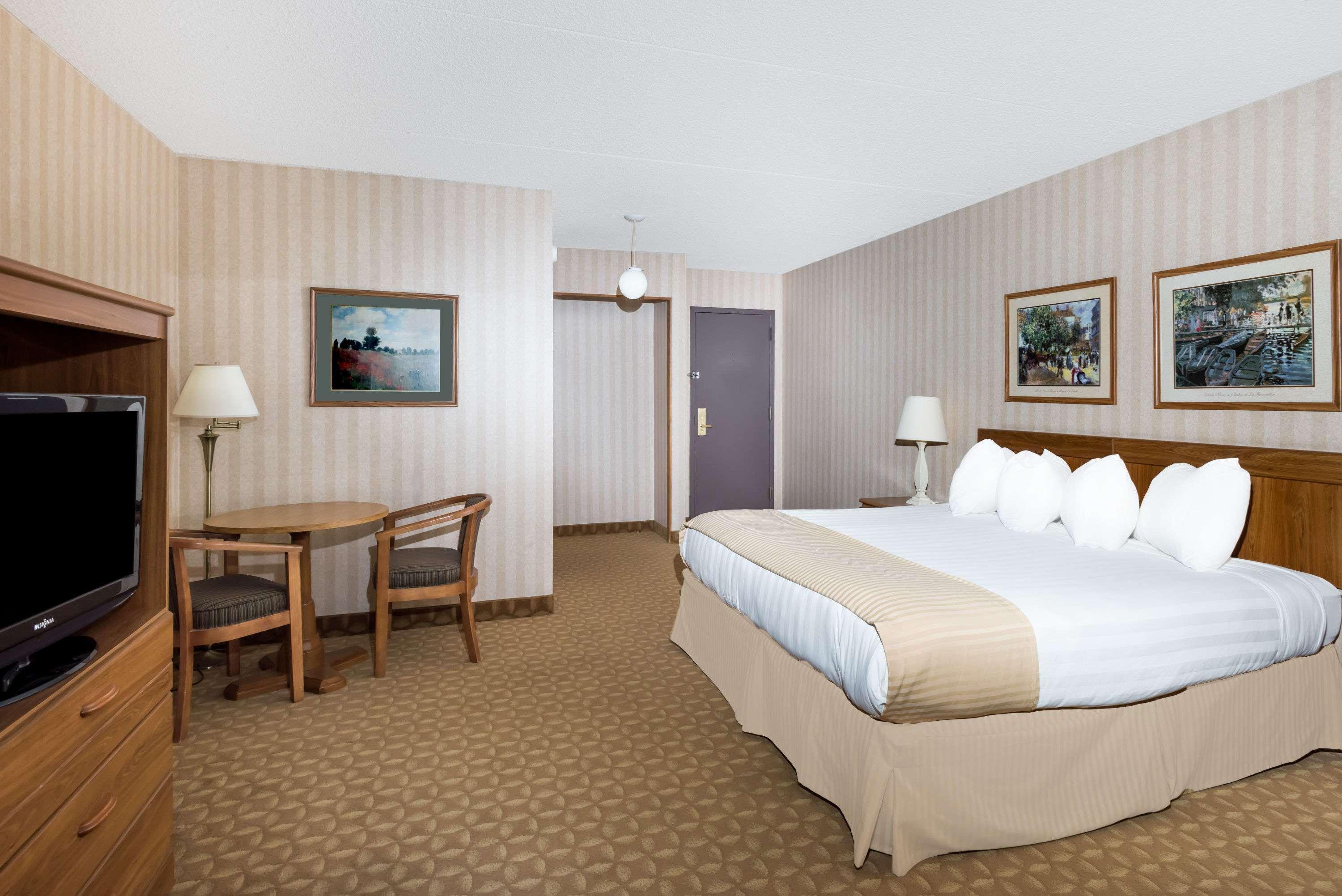 Ramada By Wyndham Watertown Thousand Exteriör bild