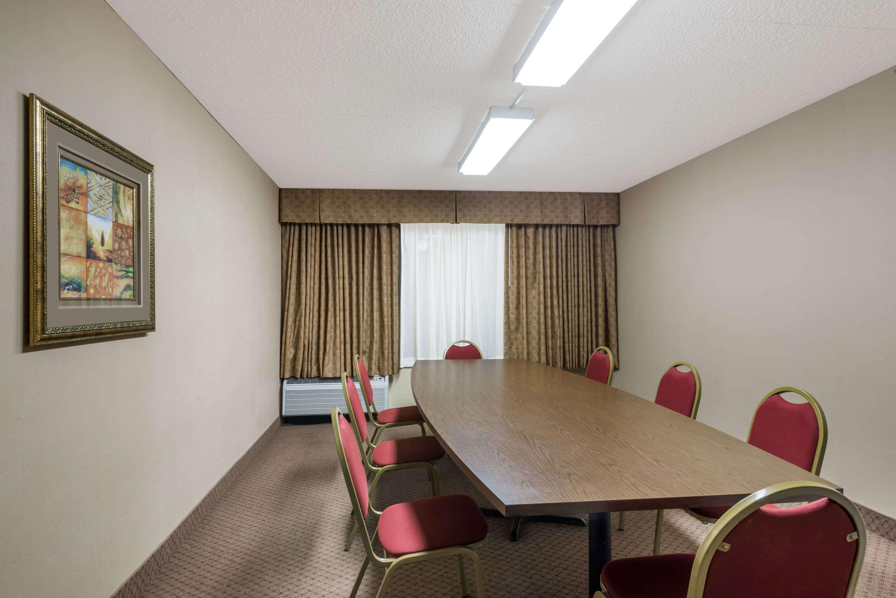Ramada By Wyndham Watertown Thousand Exteriör bild