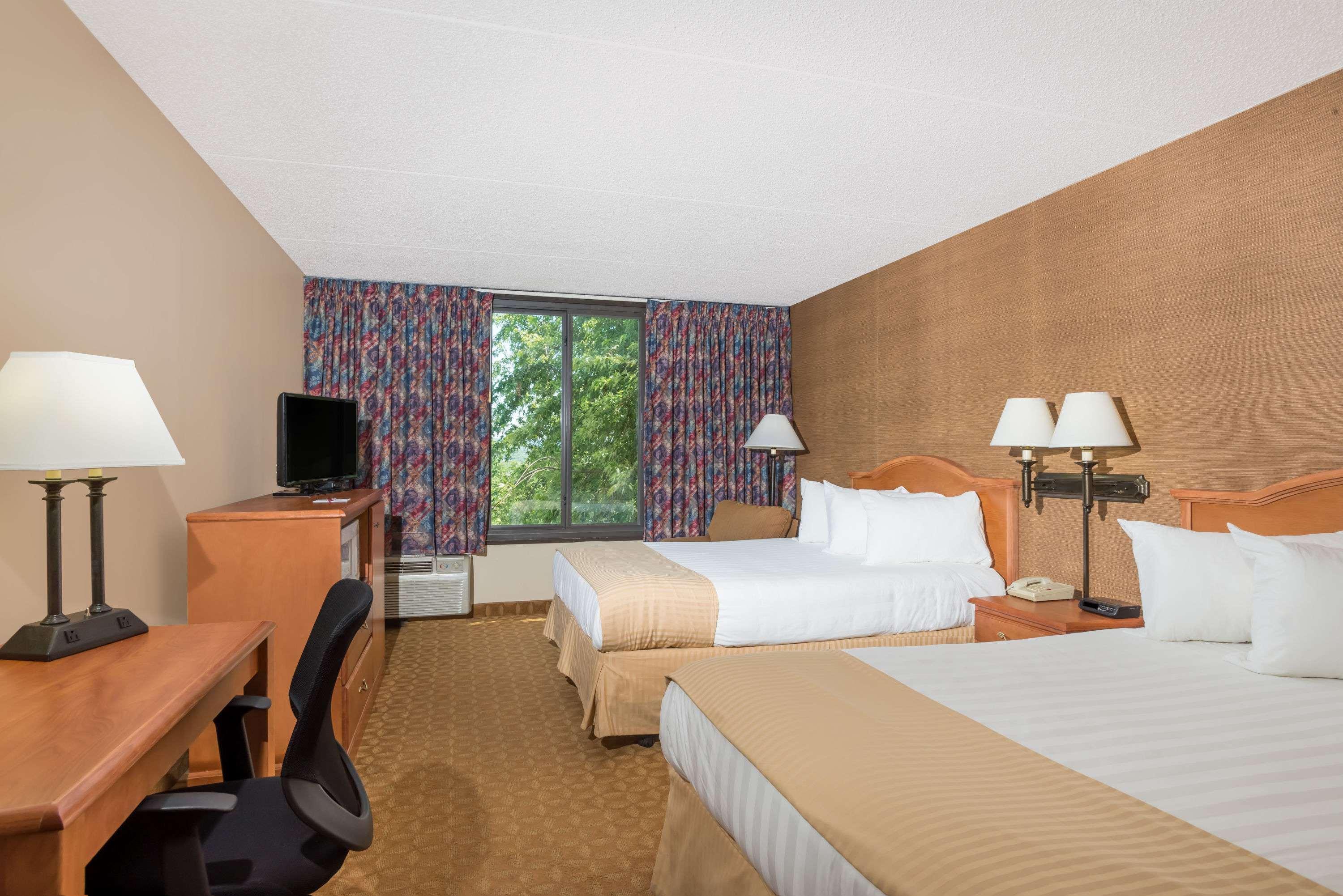Ramada By Wyndham Watertown Thousand Exteriör bild