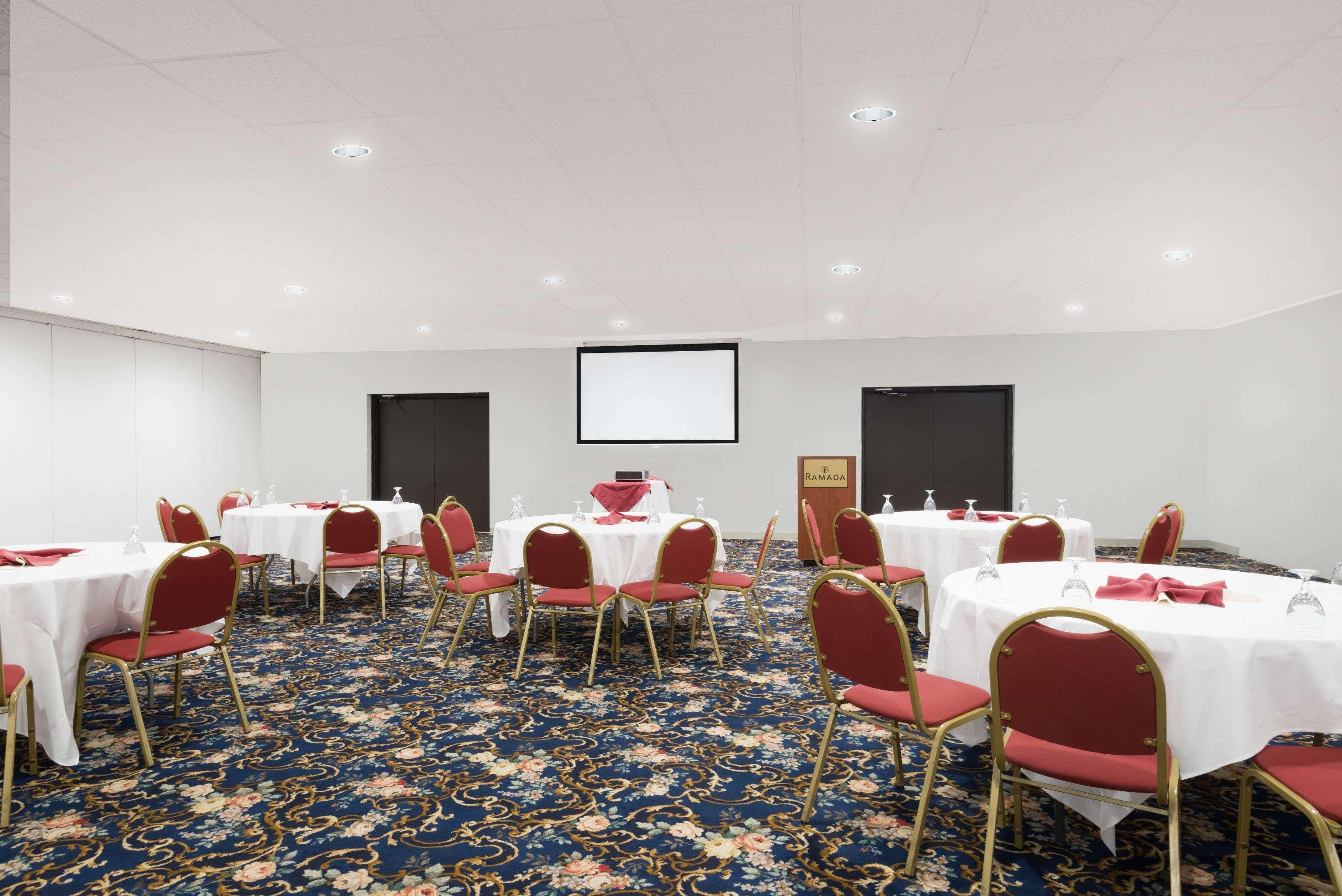 Ramada By Wyndham Watertown Thousand Exteriör bild